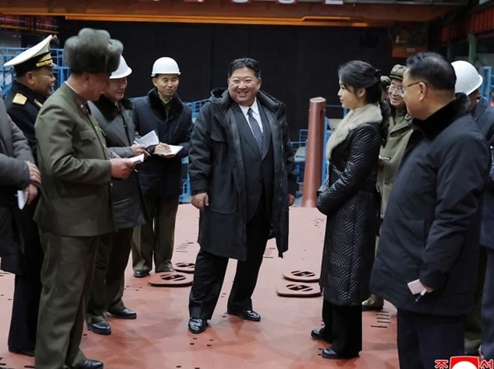  Kim Jong Un promatrao izgradnju podmornice i nadgledao lansiranje rakete