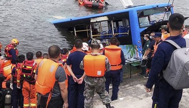 Kina: Autobus upao u jezero, stradao 21 putnik