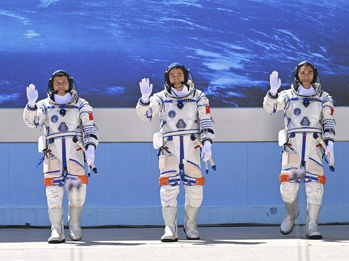 Kineski astronauti zarobljeni u svemiru, nakon što ih je udario svemirski otpad