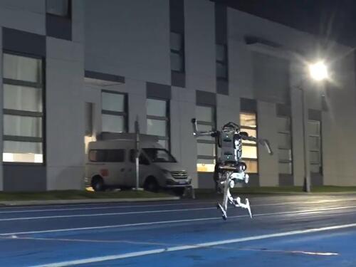 Kineski humanoidni robot "Superman" trči brže od Usaina Bolta