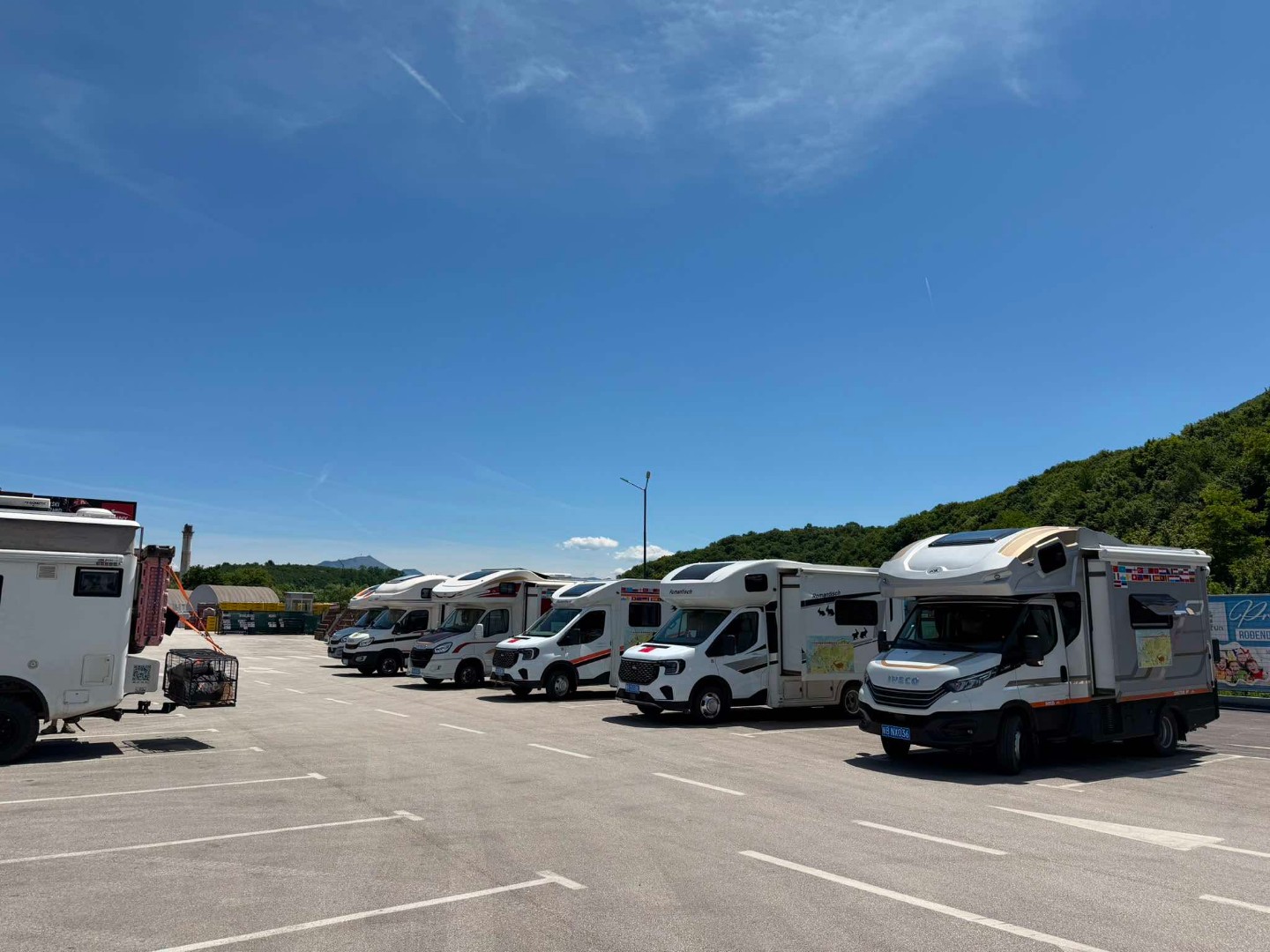 Kineski kamperi u Sarajevu, posjetili West Gate: Putuju 160 dana kroz 30 država