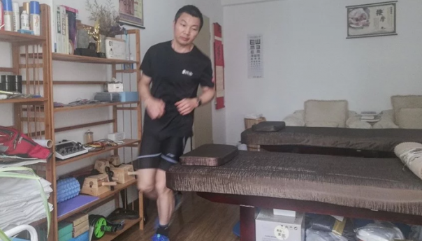 Kinez istrčao maraton u dnevnom boravku