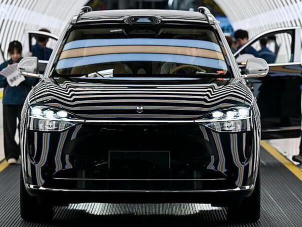 Kinezi otišli korak dalje: Seres predstavio toalet u automobilu