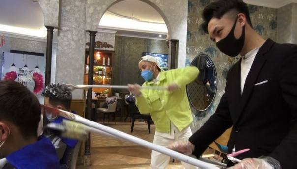 Kinezi pronašli način da šišaju i briju u doba virusa
