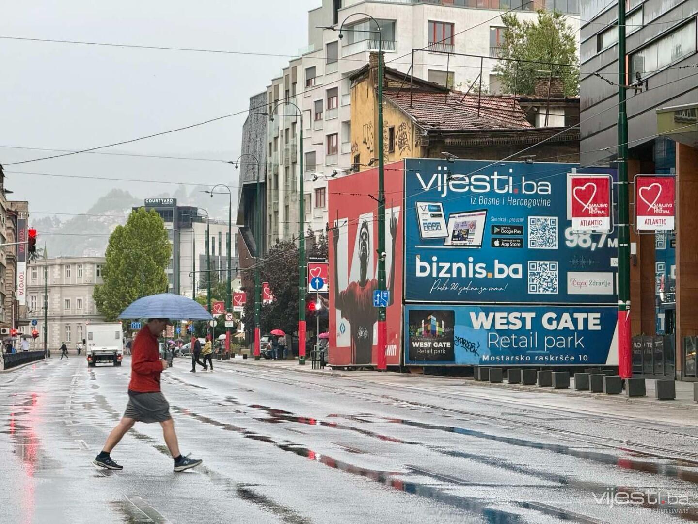 Kišovito jutro u BiH, na vrhovima planina snijeg