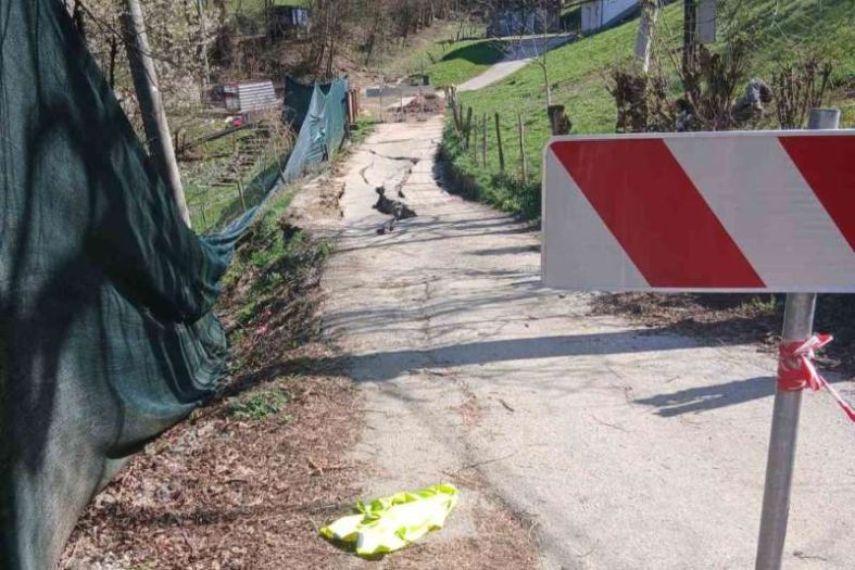 Klizište u Vogošći: Oko 100 kuća ostalo bez vode, uništena i cesta