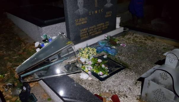 Klub Hrvata u Domu naroda FBiH osudio skrnavljenje katoličkog groblja u Tuzli
