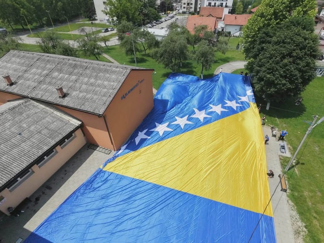 Klub "Zmajevo srce" pokreće historijski projekat: U Tuzli se pravi najveća zastava BiH