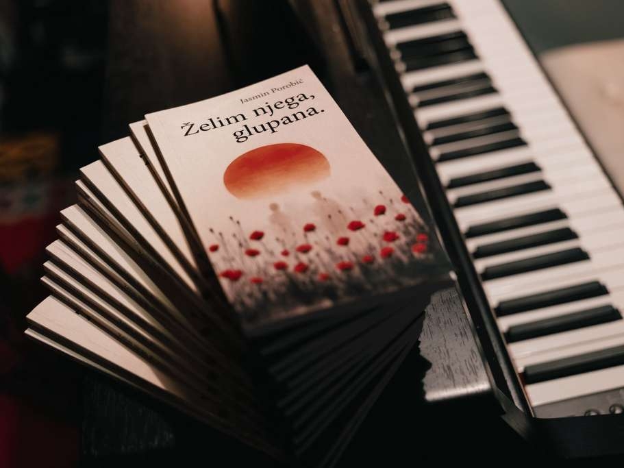 Ko je Džana, ime koje nosi knjigu Jasmina Porobića "Želim njega, glupana"
