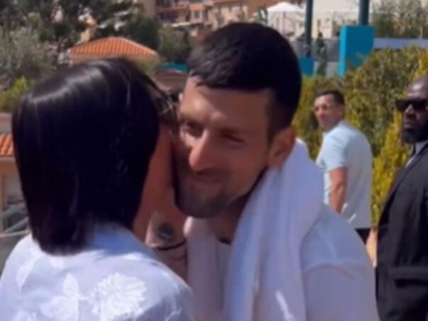 Ko je misteriozna djevojka koja je izljubila Đokovića prije meča?