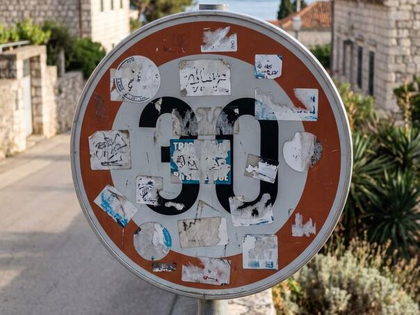 Kod Dubrovnika uhapšeni muškarci zbog lijepljenja stikera na ćirilici