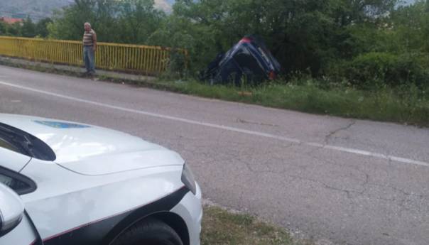 Kod Mostara automobil sletio s puta, povrijeđen vozač