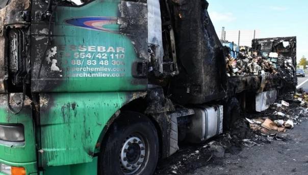 Kod Slavonskog Broda izgorio kamion pun čokolade