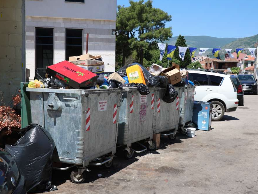 Kolaps u Mostaru: Smeće preplavilo grad, nikad nije bilo gore