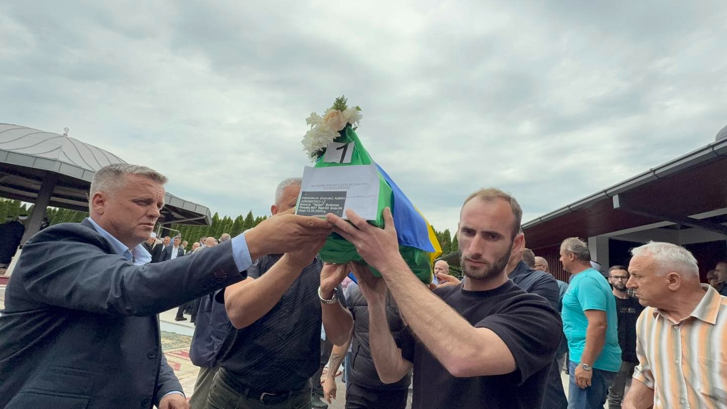 Kolektivna dženaza u Bratuncu: Ukopani posmrtni ostaci šest žrtava srpskih zločina iz 1992.