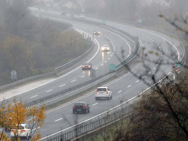 Kolovozi mokri ili vlažni, uslovi za vožnju su pretežno dobri