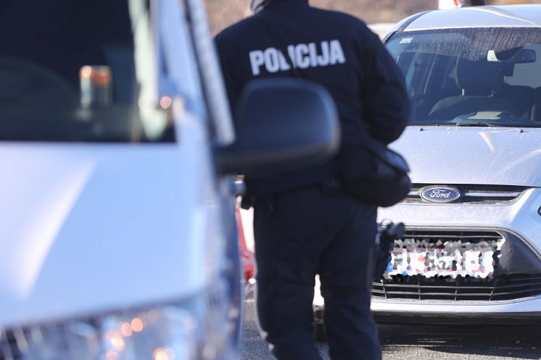 Kombi iz Crne Gore kamenovan u Hrvatskoj