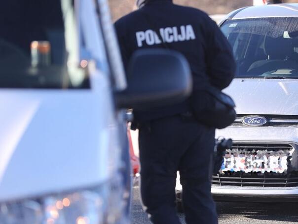 Kombi iz Crne Gore kamenovan u Hrvatskoj