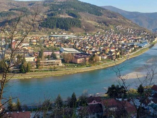 Kompanija Agros iz Goražda uz jubilej grada građanima donirala 650 kesica cvijeća