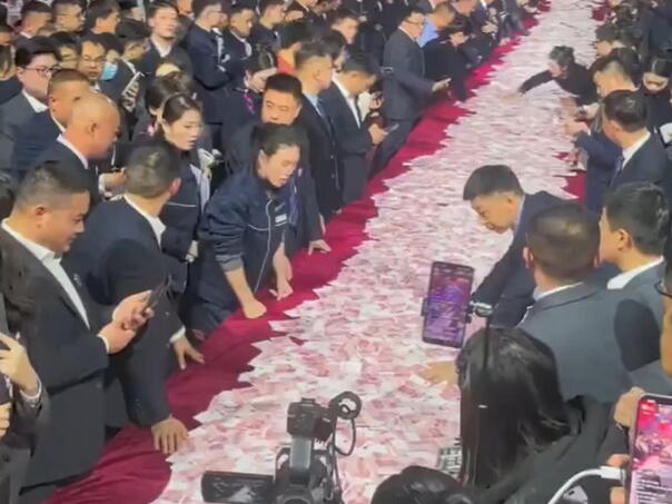 Kompanija podijelila 26 miliona dolara bonusa, zaposlenici grabili novac sa stolova