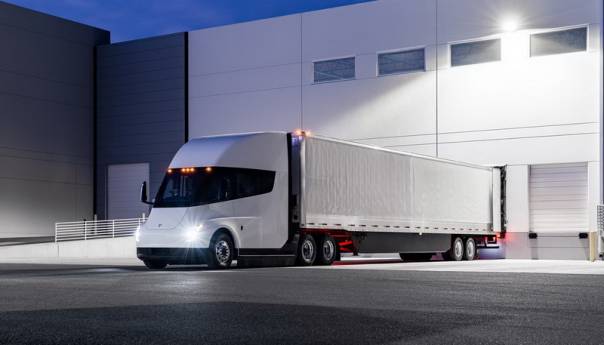 Kompanija Tesla predstavila Semi, svoj prvi kamion na baterije