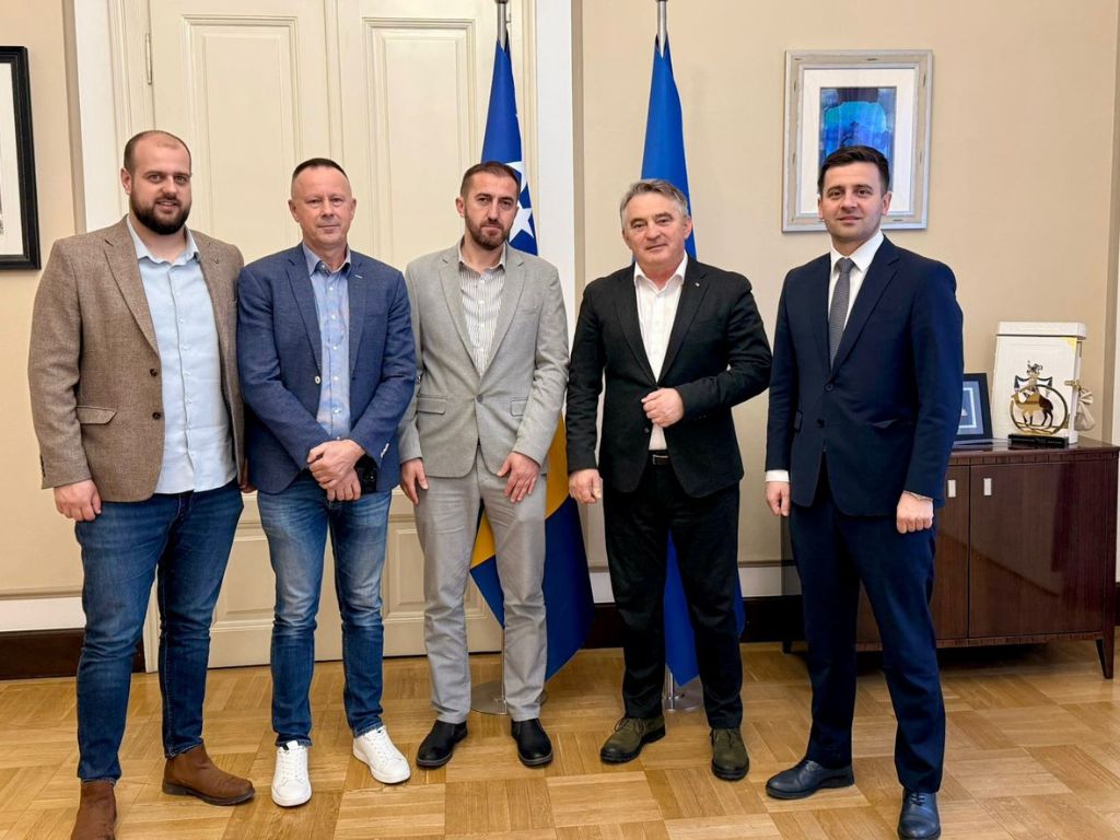 Komšić sa načelnikom Sanskog Mosta: Podrška izgradnji Spomen sobe posvećene generalu Alagiću  