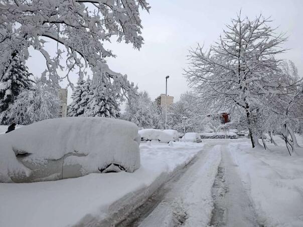 Komunalno preduzeće plaća čišćenje snijega: 75 KM za 7,5 sati rada