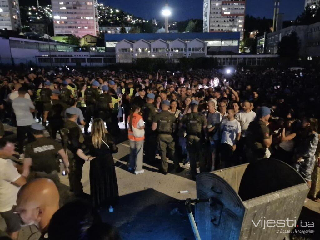 Koncert počeo, brojni i dalje ispred Koševa: "Ne znamo hoćemo li ući"