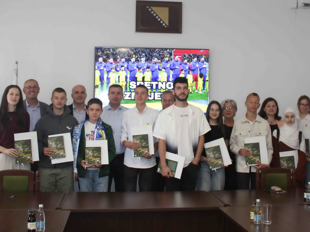 Konjic nagradio najbolje: Učenicima generacije uručene stipendije i novčane nagrade