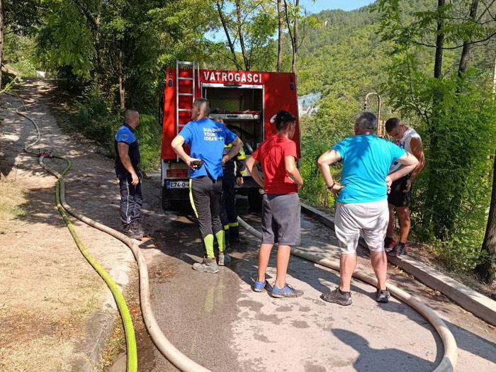 Konjic: Požar iznad pruge prema Repovici i dalje aktivan