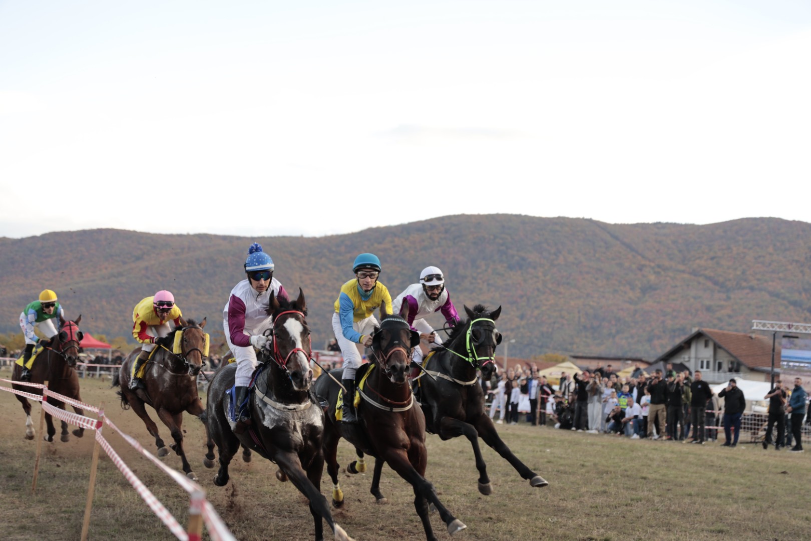 Konjičke trke na Ilidži okupile ljubitelje sporta i tradicije