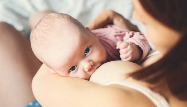 Koronavirus se ne prenosi majčinim mlijekom na novorođenče