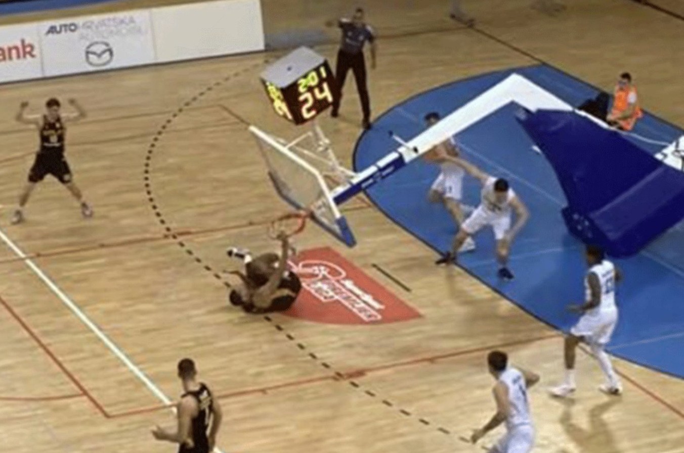 Šokantno: Koš se srušio i pao na košarkaša Splita