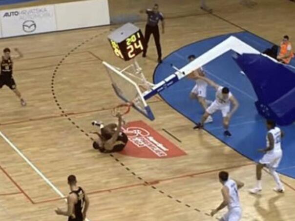 Šokantno: Koš se srušio i pao na košarkaša Splita