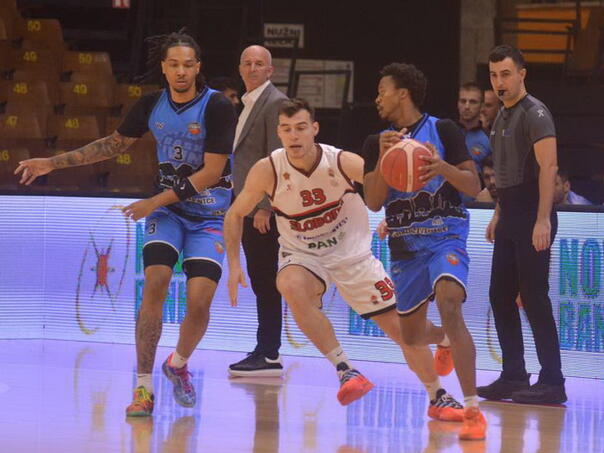 Košarkaši Slobode nadigrali Basket iz Živinica