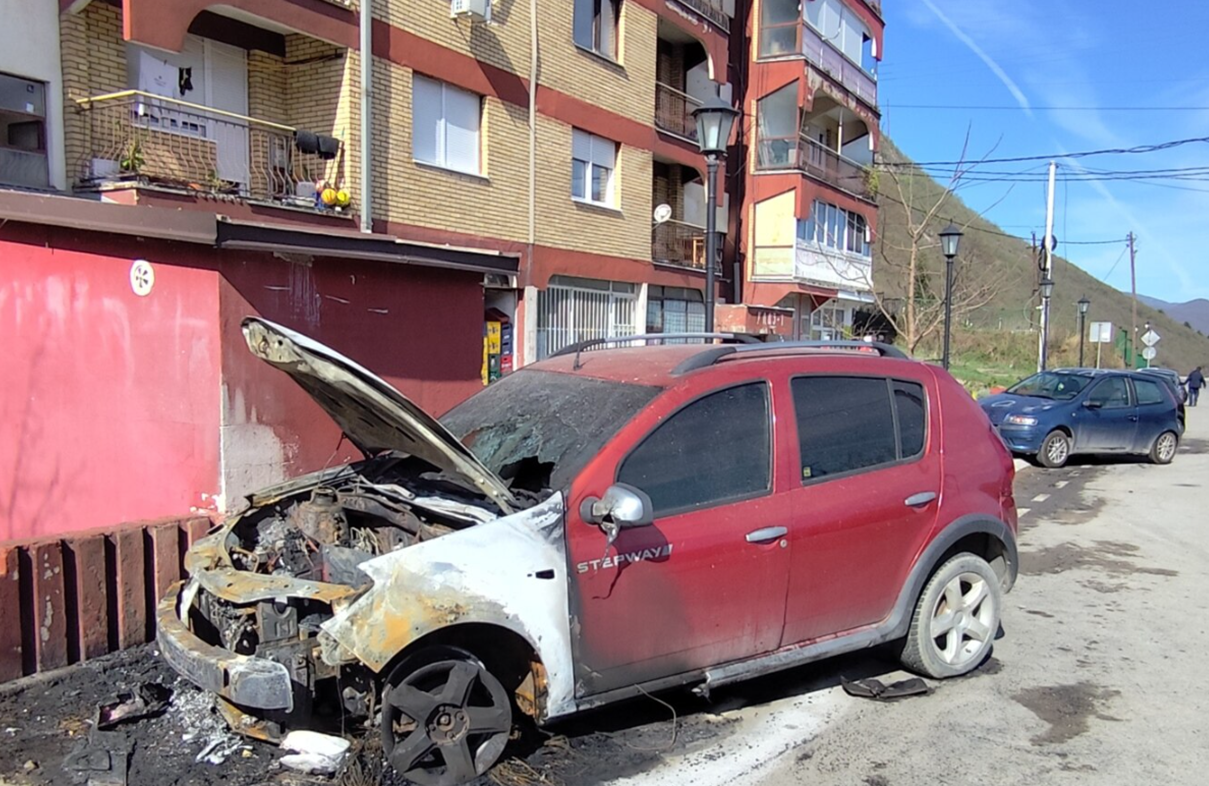 Kosovskom policajcu u Sjevernoj Mitrovici zapaljen automobil