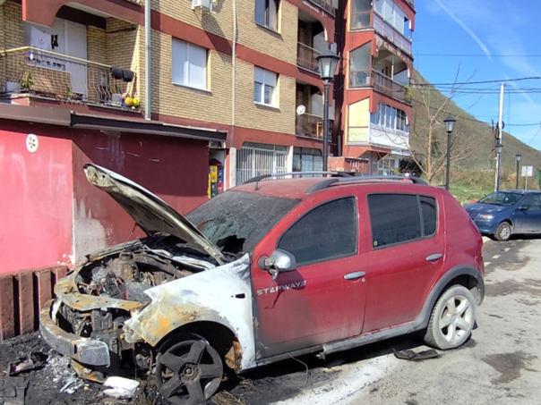 Kosovskom policajcu u Sjevernoj Mitrovici zapaljen automobil