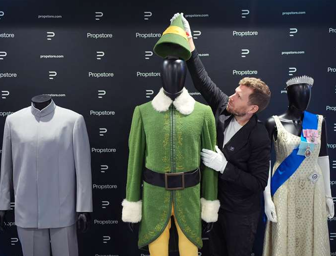 Kostim Willa Ferrella iz filma Vilenjak na aukciji prodan za 239.400 funti