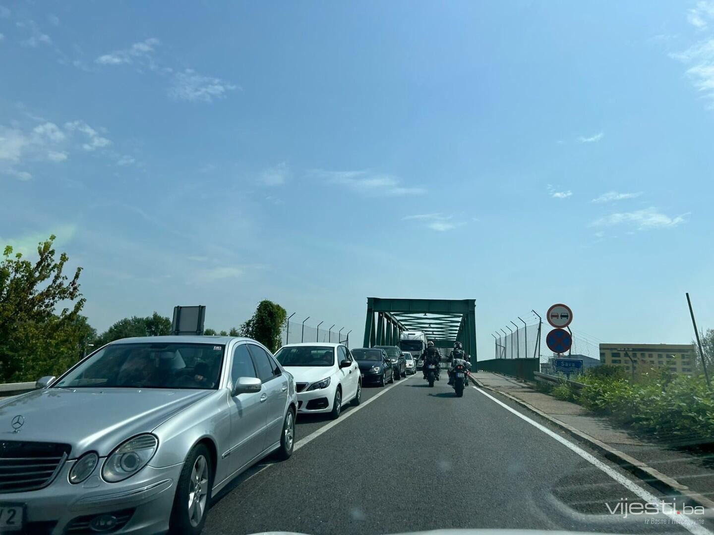 Kraći zastoji saobraćaja na pojedinim putevima