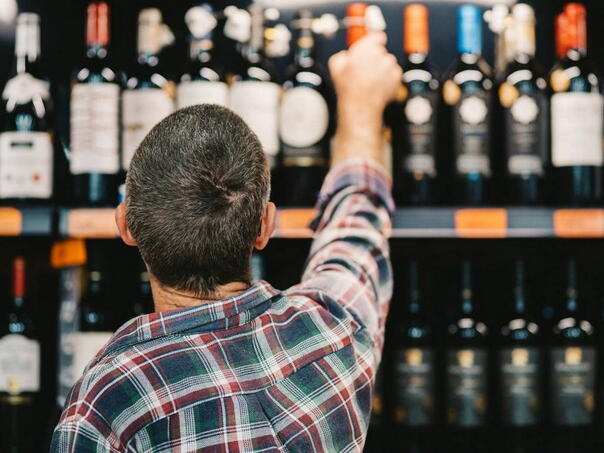 Kraj noćne kupovine alkohola u Makarskoj: Grad uveo zabranu od 21 do 6 sati