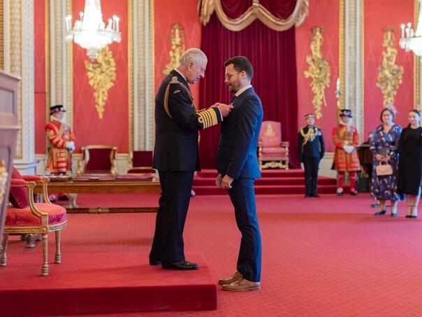 Kralj Charles III uručio odlikovanje Smaji Beši za rad na edukaciji o genocidu