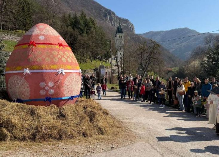 U Kraljevoj Sutjesci otkriveno i blagoslovljeno najveće jaje na Balkanu
