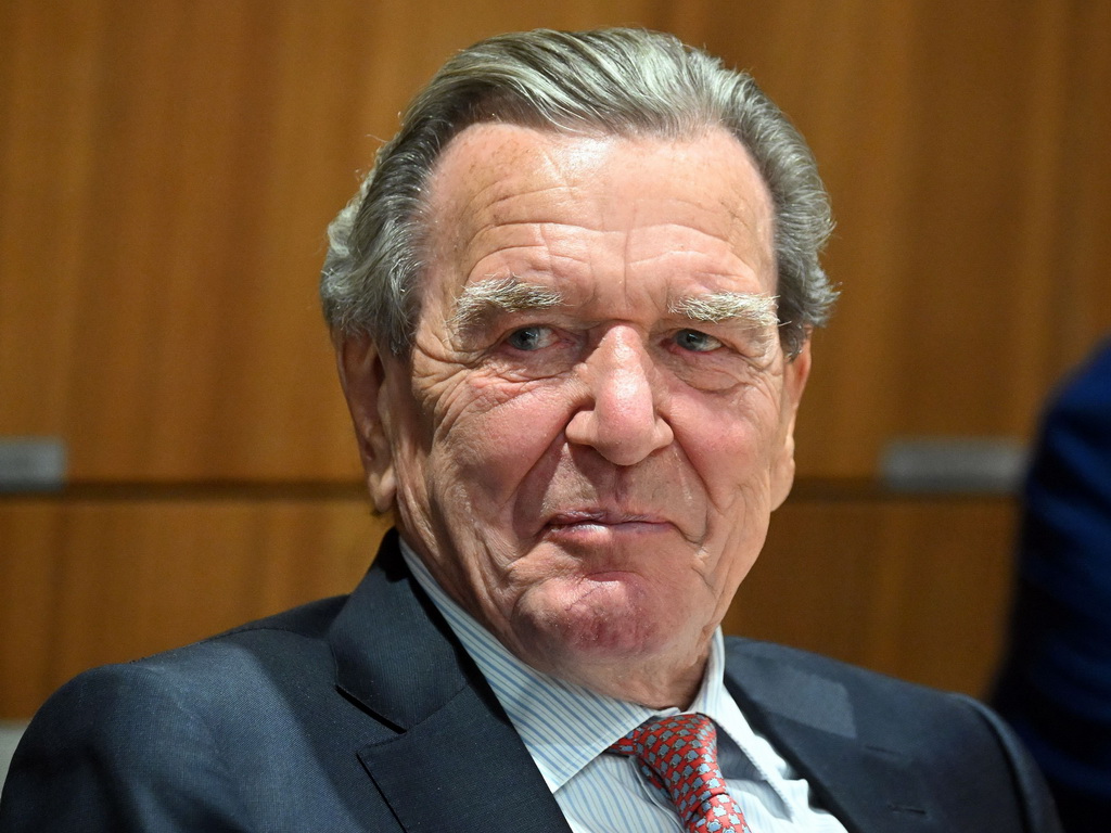 Kremlj potvrdio da Schroeder posjećuje Rusiju