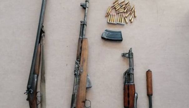 Krio vojno naoružanje na skrivenim mjestima u dvorištu kuće u Modriči