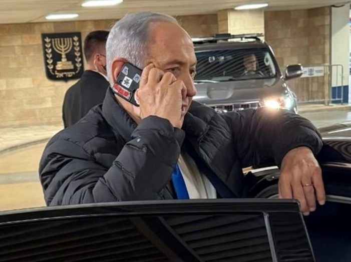 Kruži viralna fotografija Netanyahuovog mobitela: Trakom zalijepio kameru