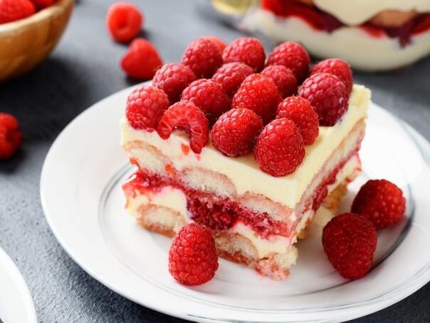 Lagana ljetna torta s malinama: Bez pečenja i gotova bez puno muke