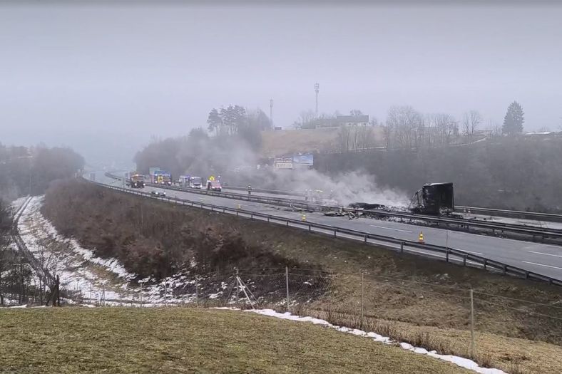 Lančani sudar u Sloveniji: Zapalio se kamion, vozači u bolnici