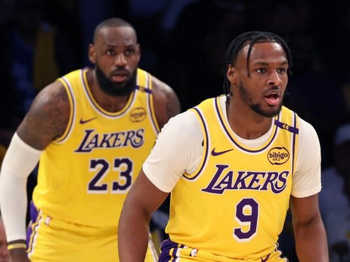 Lebron zaigrao sa sinom u pobjedi Lakersa, Boston trojkama razbio New York