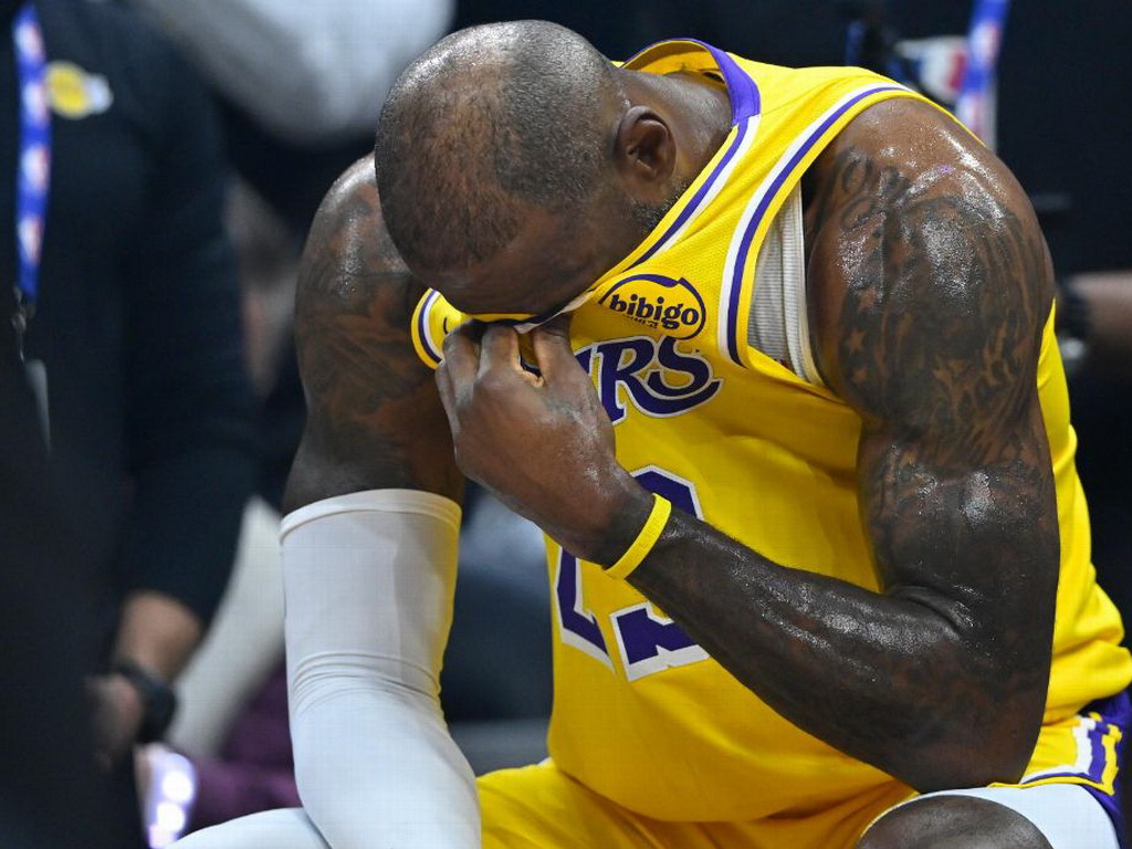 LeBronove suze tokom minute odmora u Clevelandu, uvjerljiv poraz Lakersa