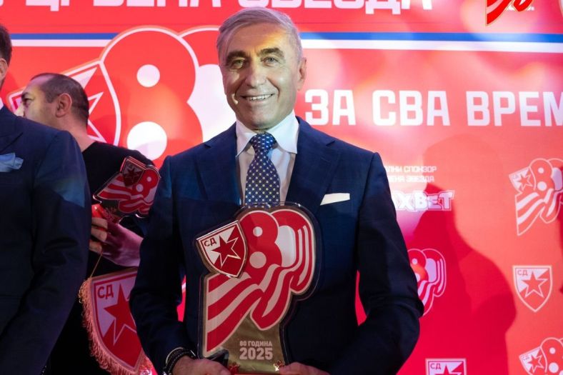 Legendarnom fudbaleru pozlilo na komemoraciji, srušio se za govornicom